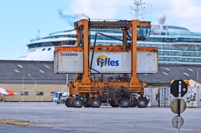 Straddle Container 